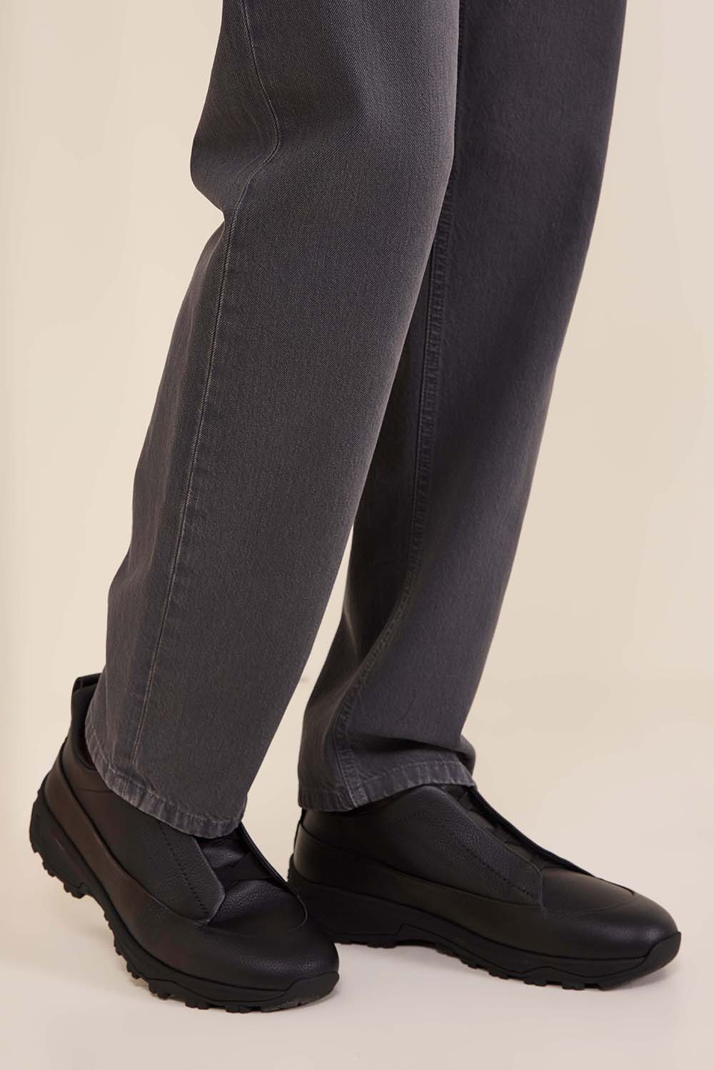 תמונת כל הלוק של נעלי סניקרס סליפ און